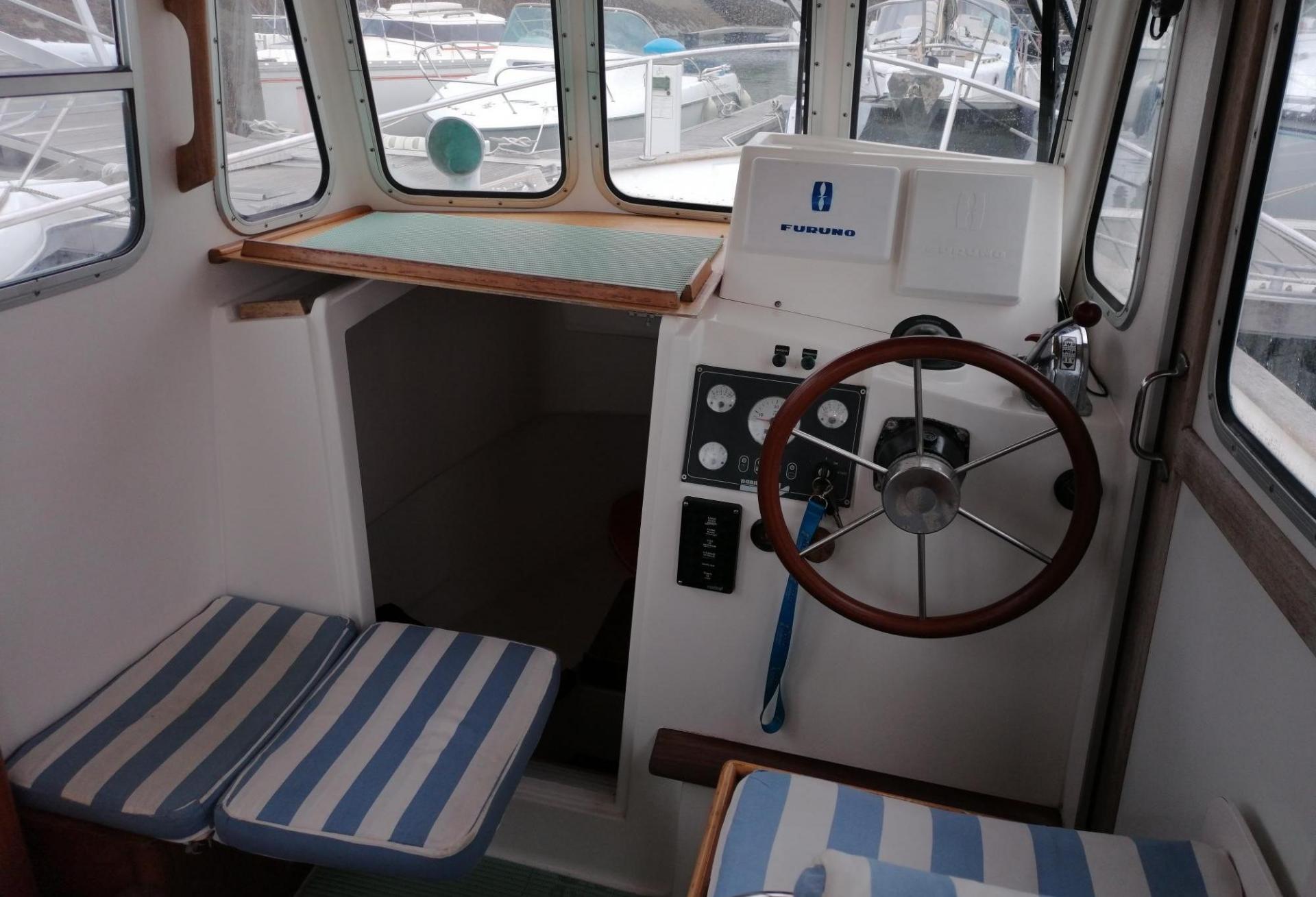 Bateau moteur RHEA 750 2004 interieur 1