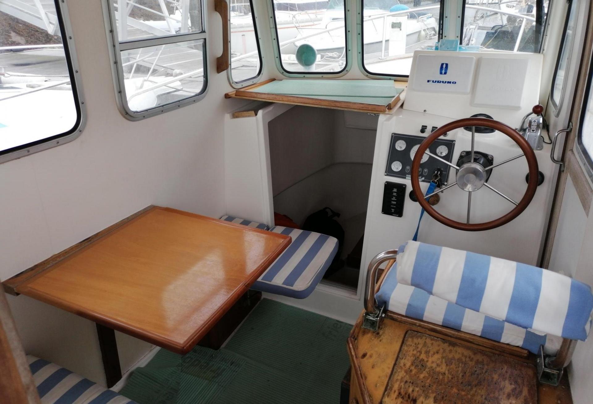Bateau moteur RHEA 750 2004 interieur 7
