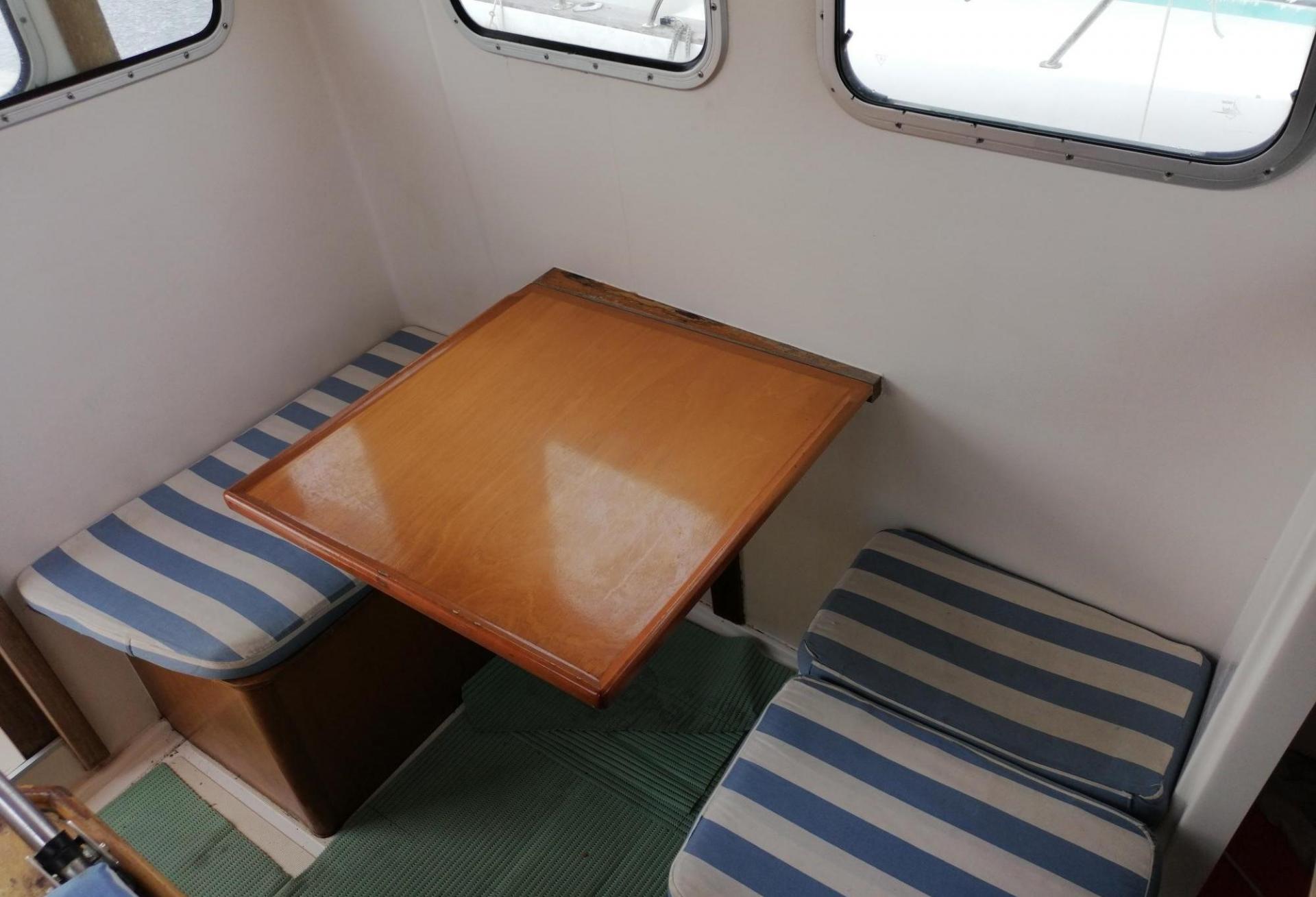 Bateau moteur RHEA 750 2004 interieur 8