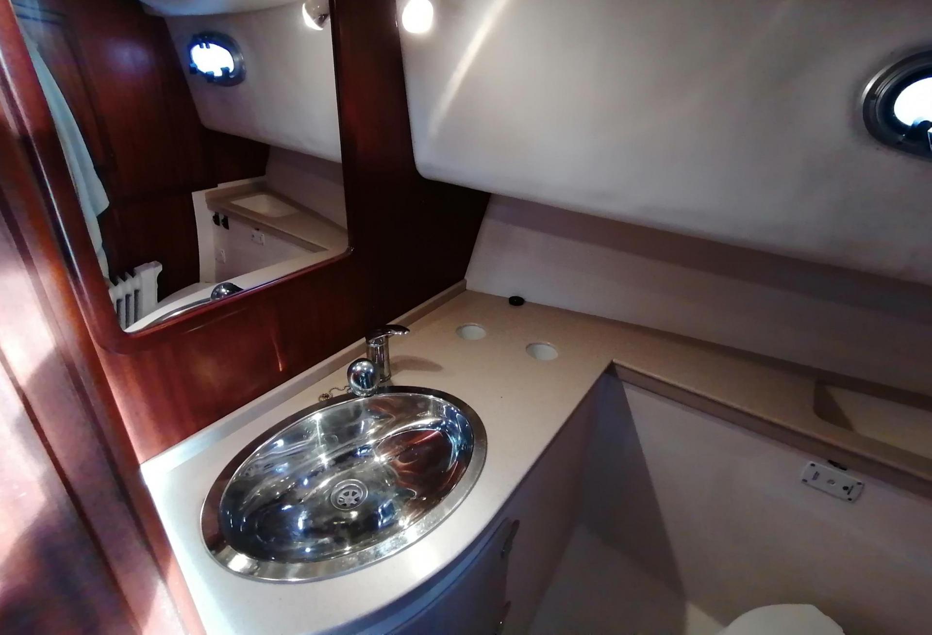 Bateau moteur ARVOR GUERNESEY 34 2010 interieur 24