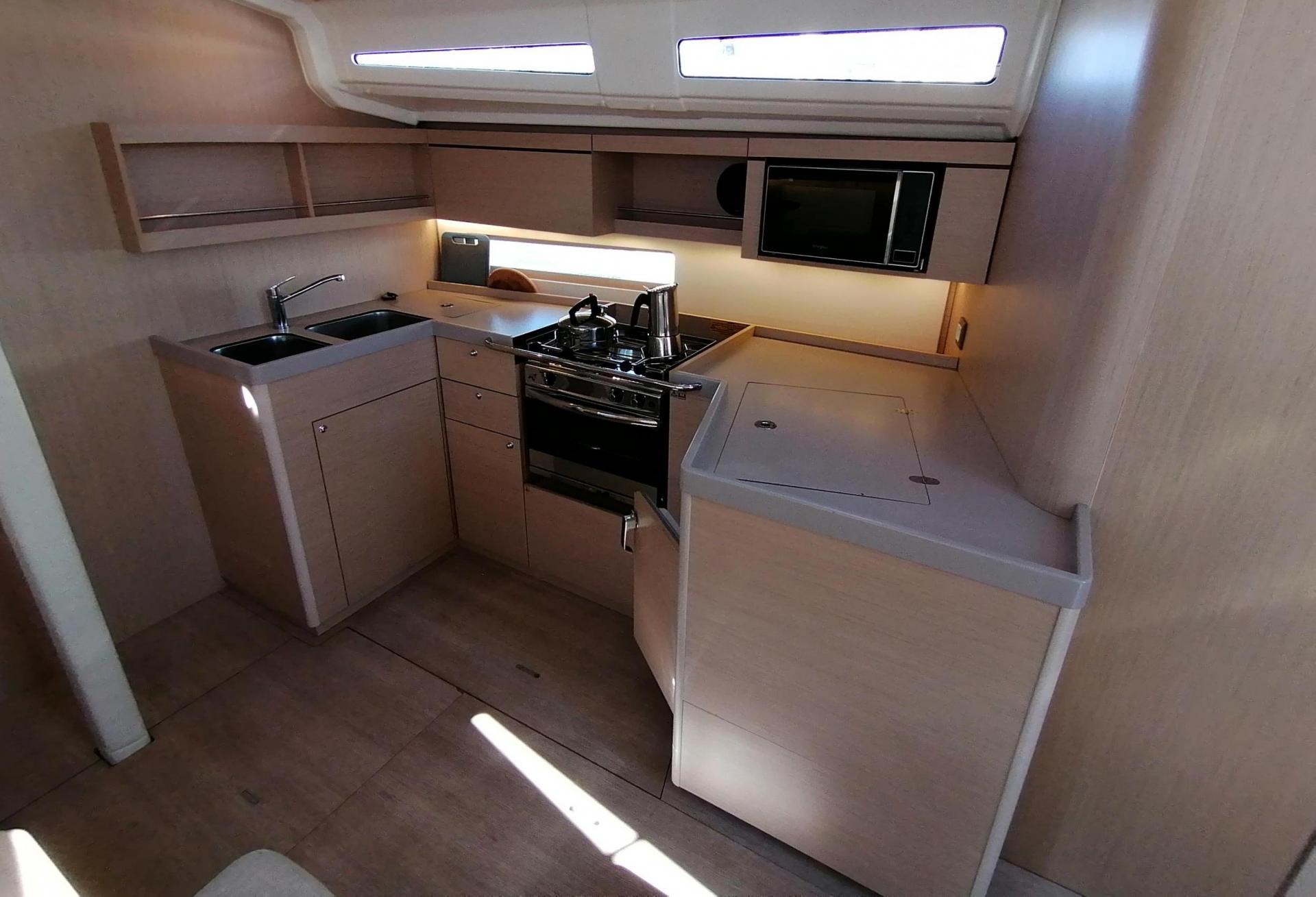 Voilier BENETEAU OCEANIS 40.1 2021 interieur 4