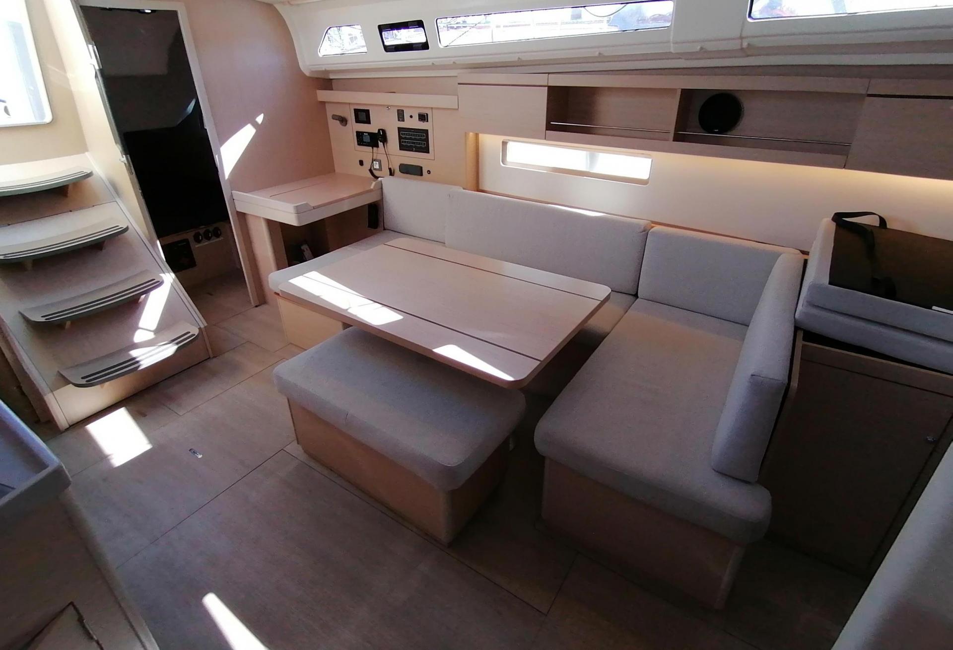 Voilier BENETEAU OCEANIS 40.1 2021 interieur 11