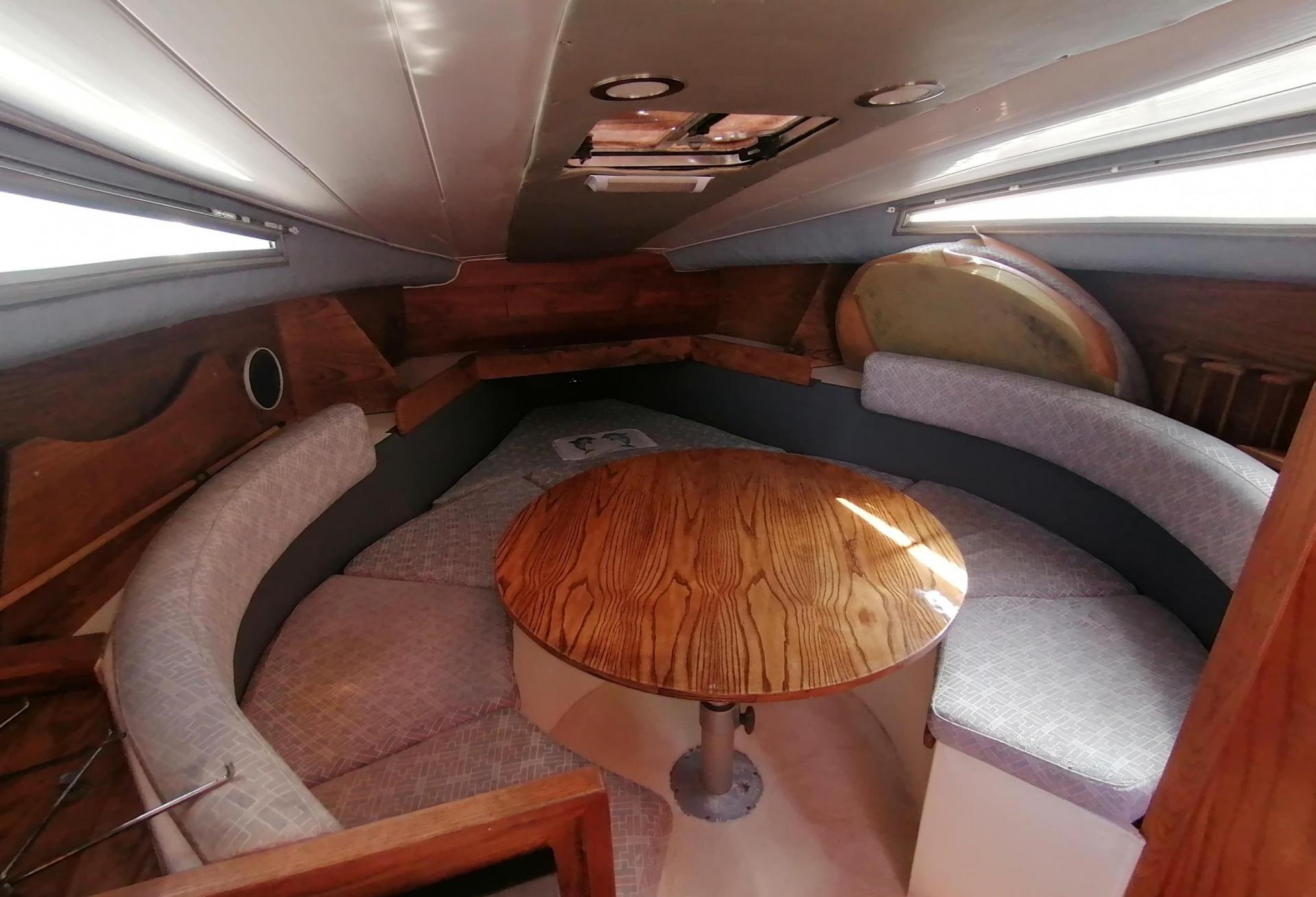 Bateau moteur Rocca Energy  1990 interieur 2