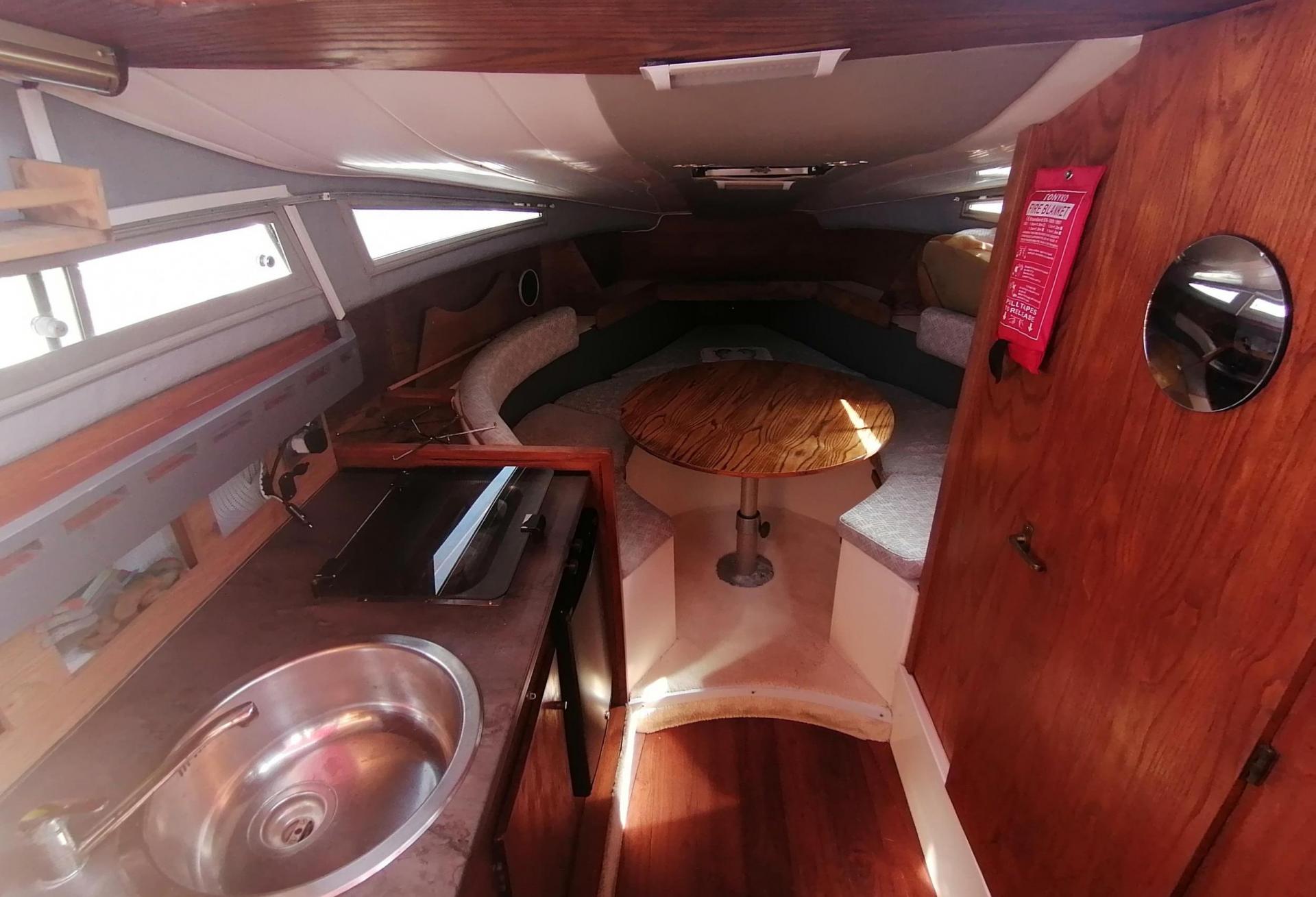 Bateau moteur Rocca Energy  1990 interieur 1