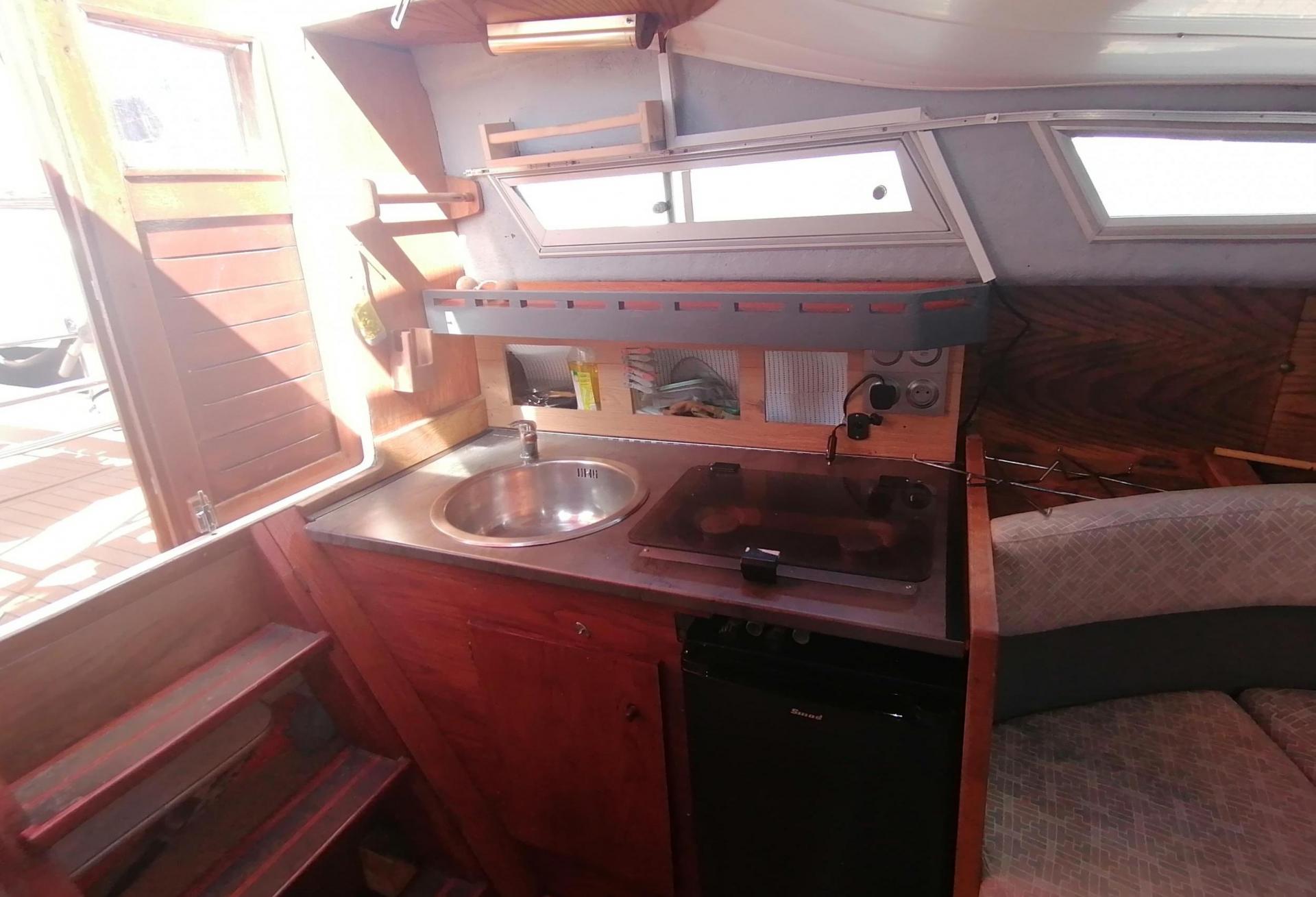 Bateau moteur Rocca Energy  1990 interieur 3