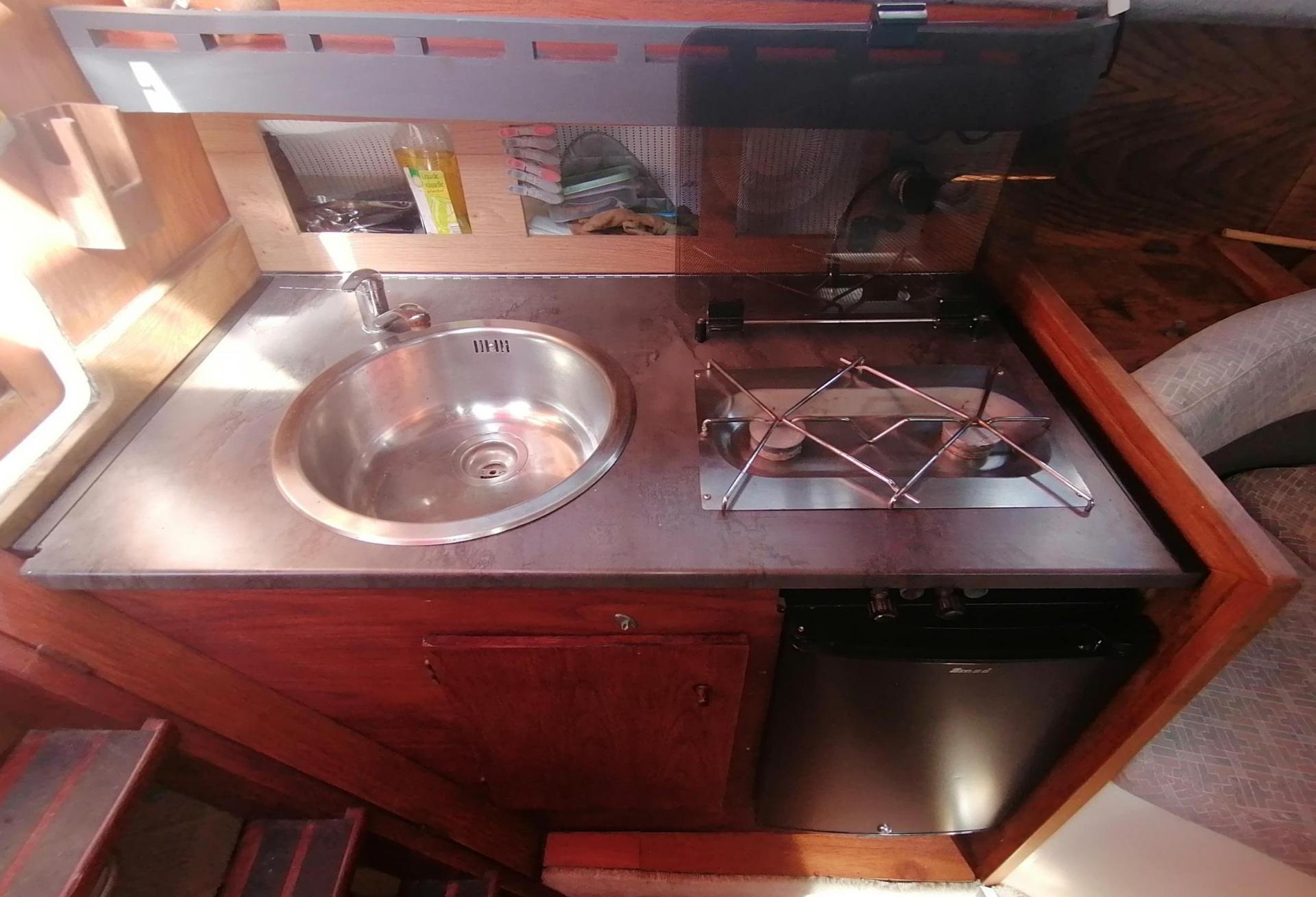 Bateau moteur Rocca Energy  1990 interieur 4