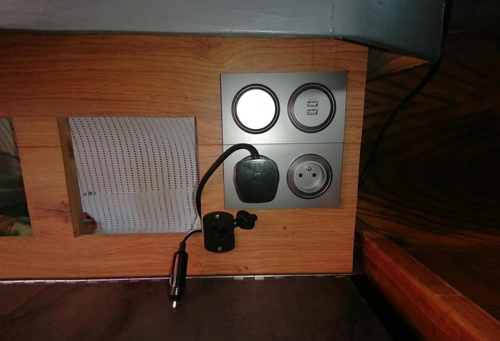 Bateau moteur Rocca Energy  1990 interieur 5