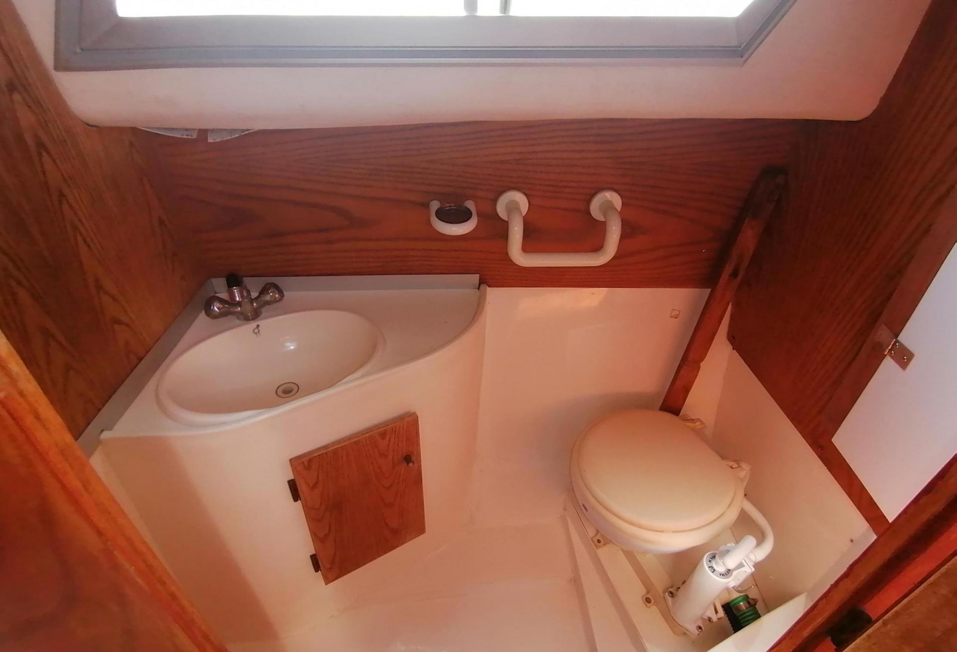 Bateau moteur Rocca Energy  1990 interieur 7
