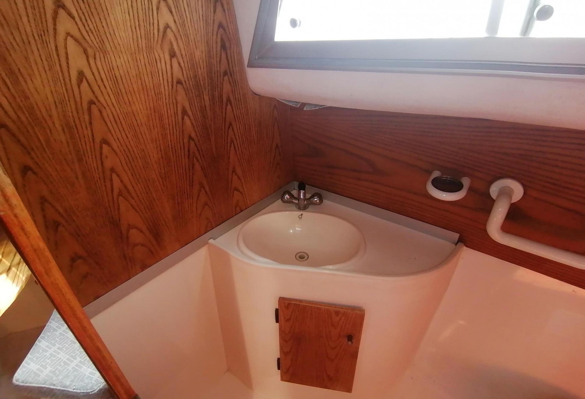 Bateau moteur Rocca Energy  1990 interieur 8