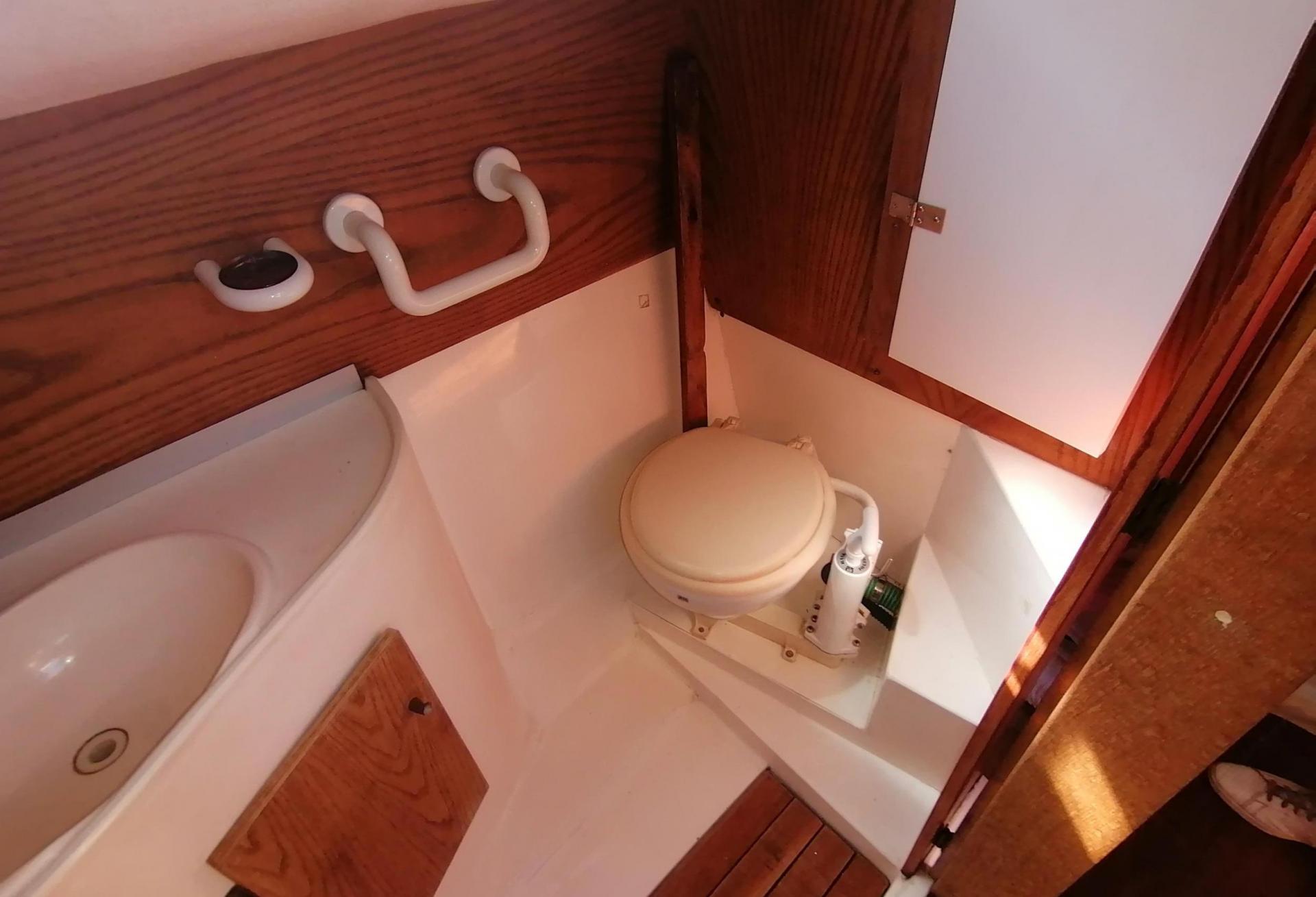 Bateau moteur Rocca Energy  1990 interieur 9