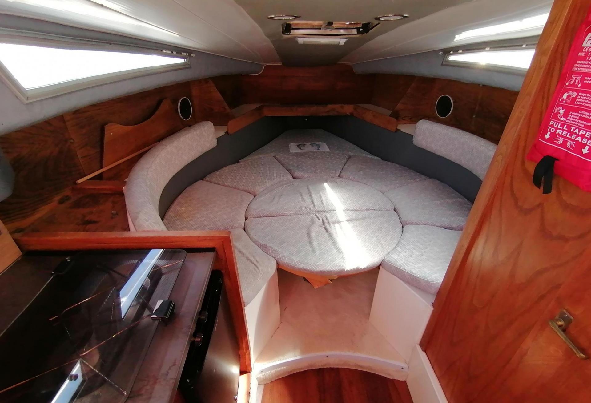 Bateau moteur Rocca Energy  1990 interieur 10