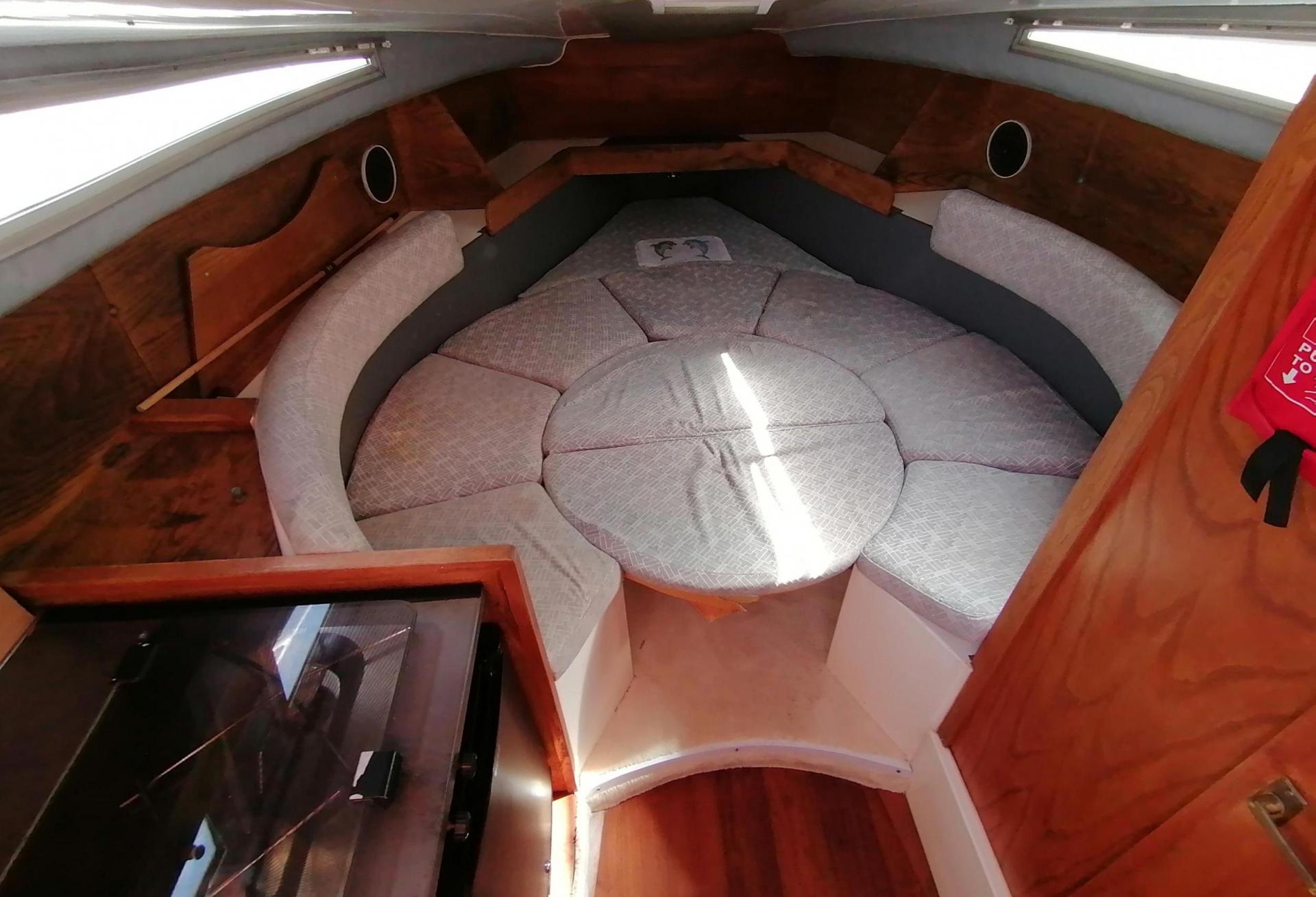 Bateau moteur Rocca Energy  1990 interieur 11