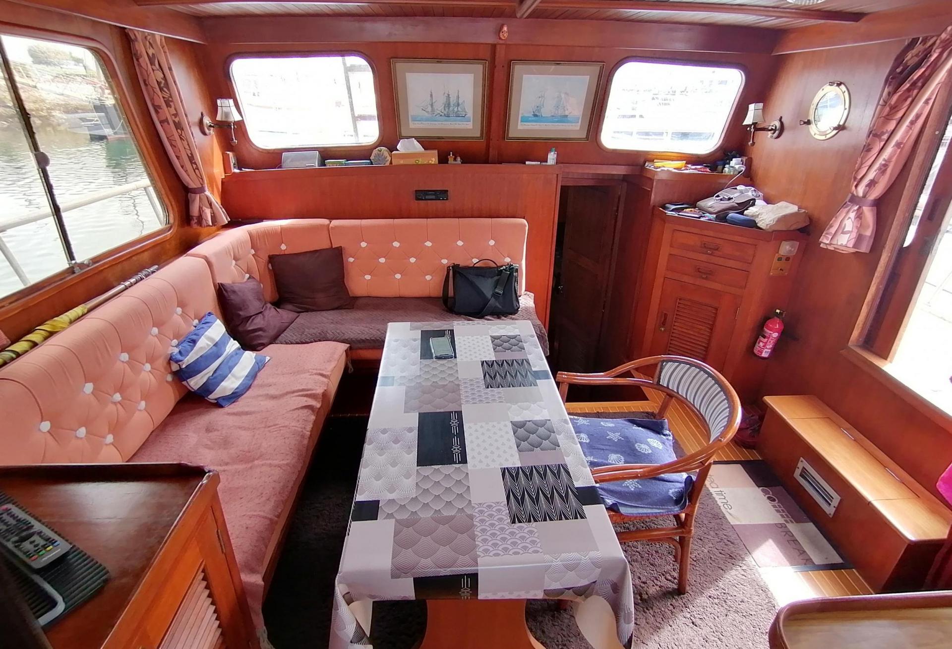 Bateau moteur TRAWLER EUROBANKER 414 1981 interieur 2