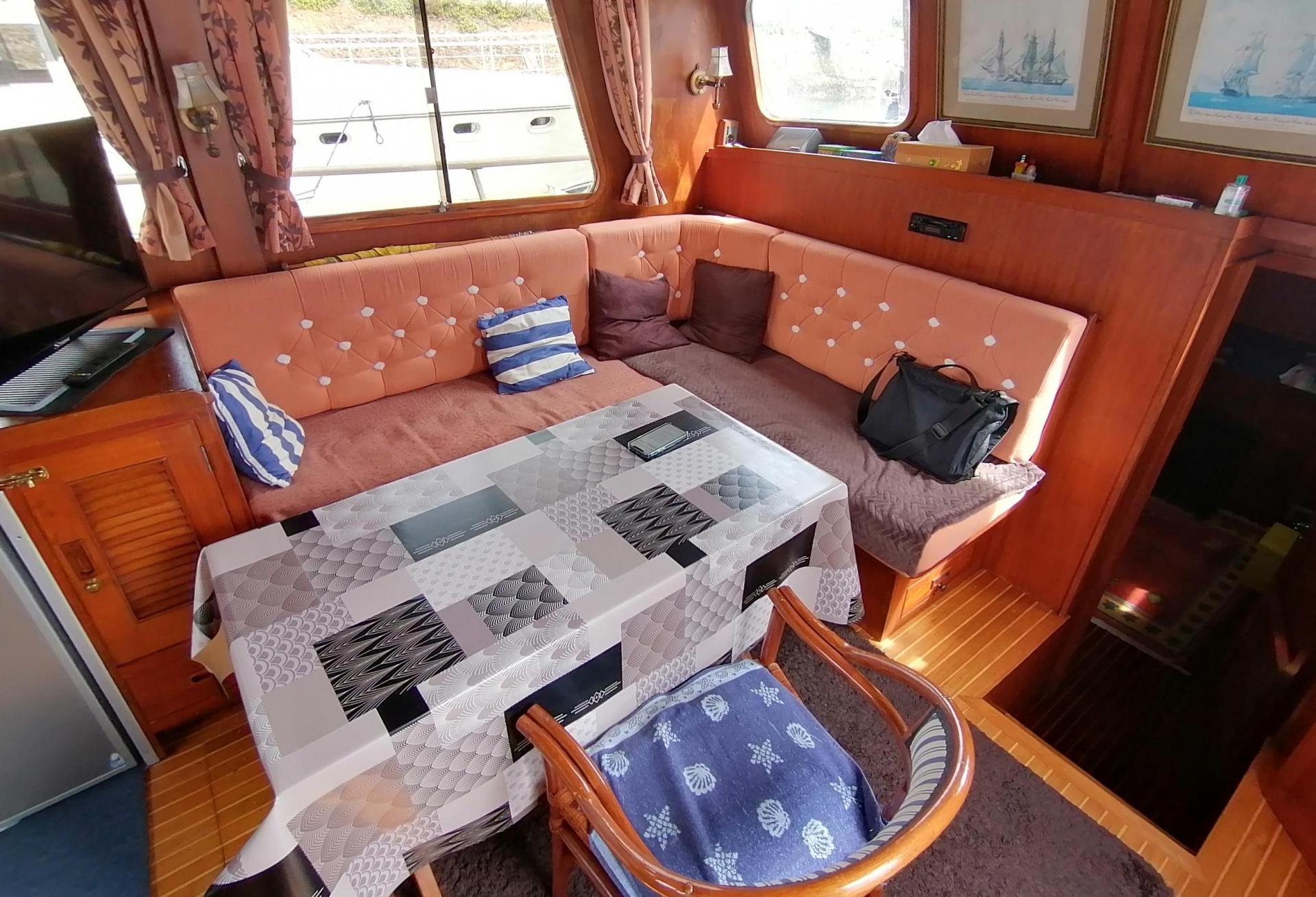 Bateau moteur TRAWLER EUROBANKER 414 1981 interieur 3