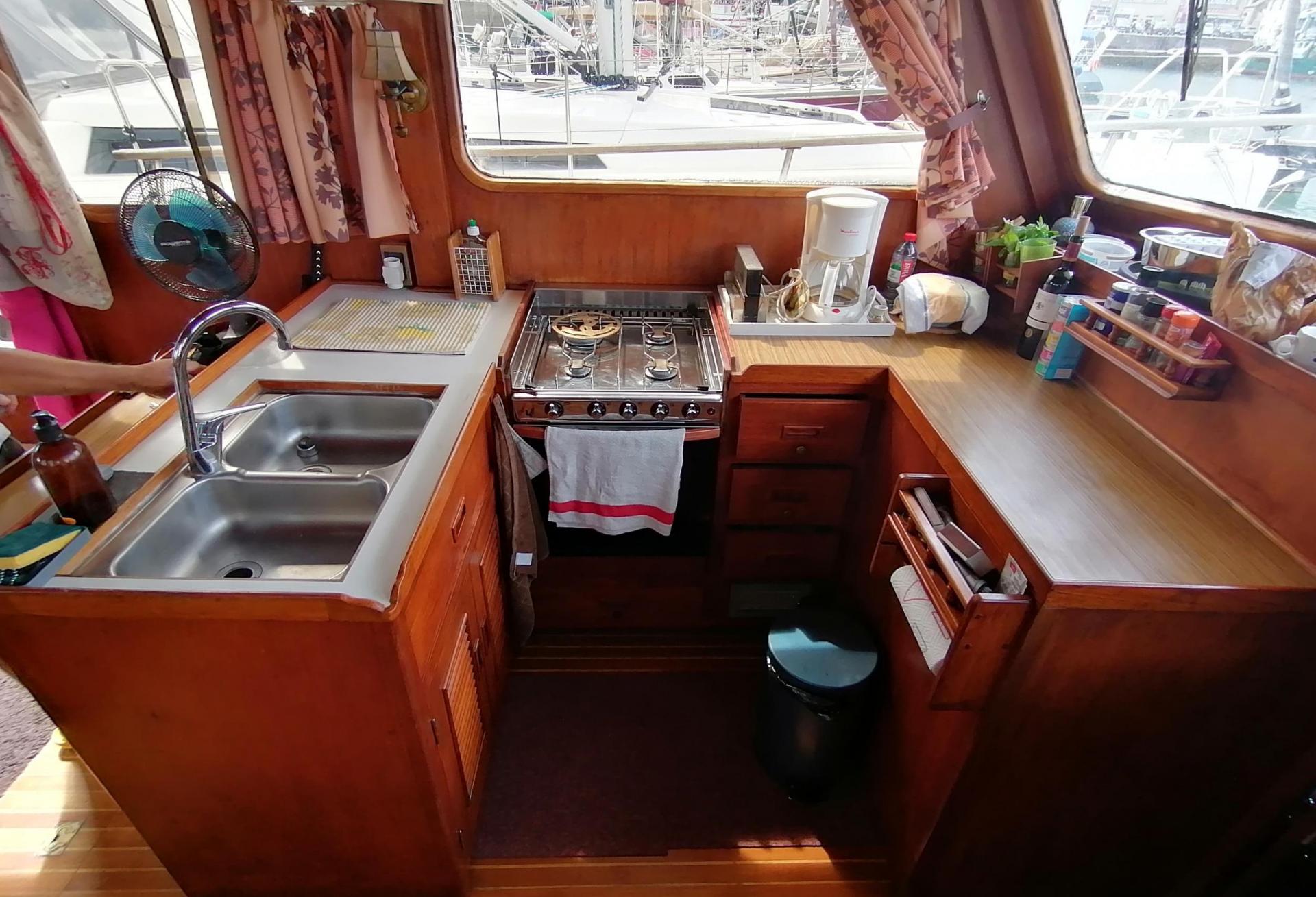 Bateau moteur TRAWLER EUROBANKER 414 1981 interieur 4