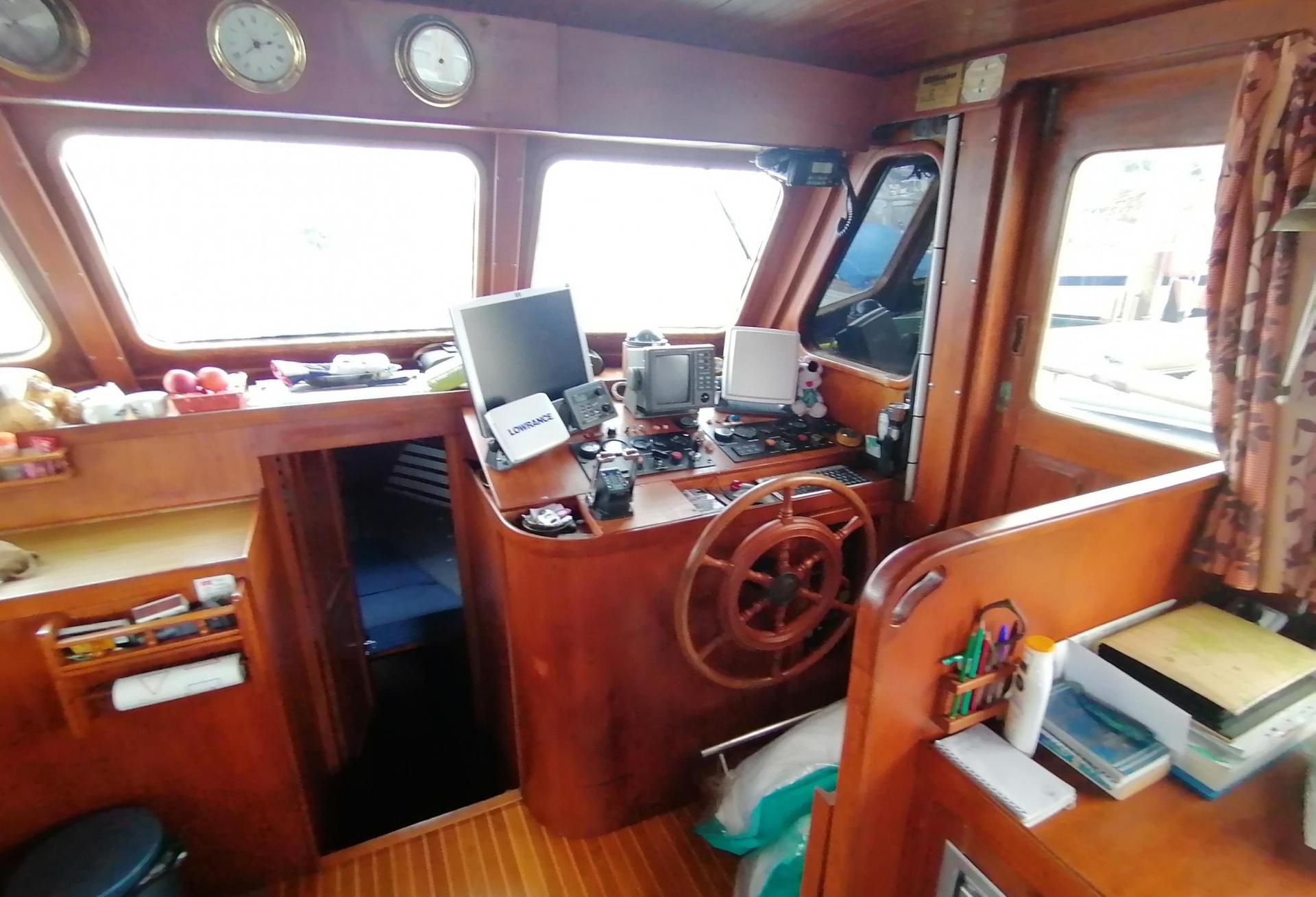 Bateau moteur TRAWLER EUROBANKER 414 1981 interieur 26