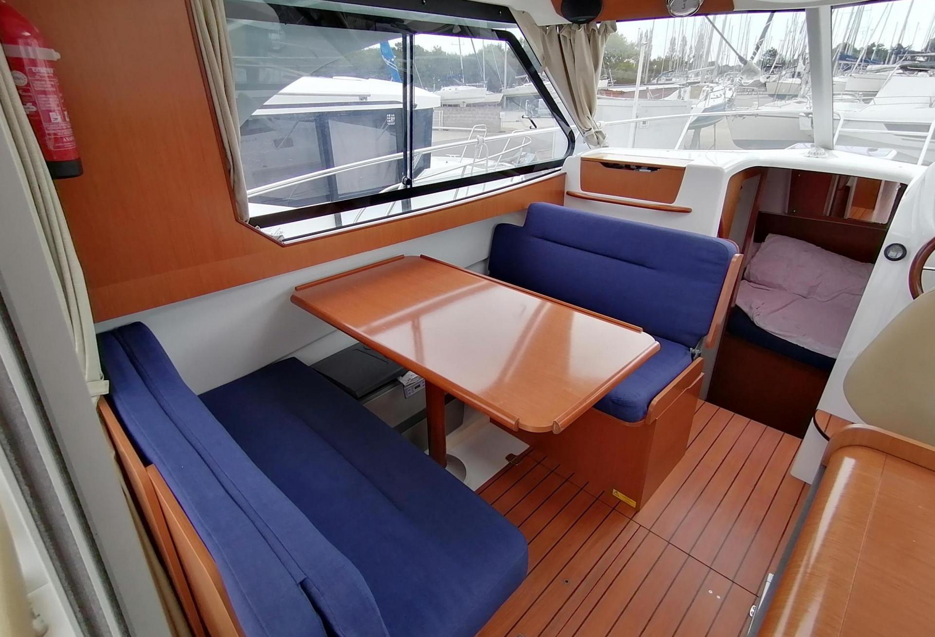 Bateau moteur Beneteau - Antares 8 IB 2009 interieur 2