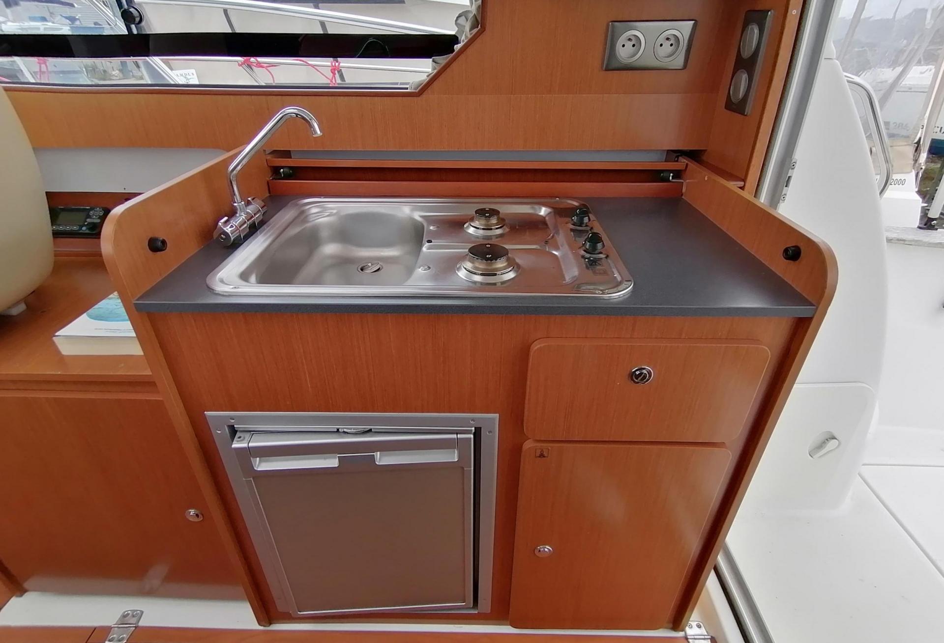 Bateau moteur Beneteau - Antares 8 IB 2009 interieur 4