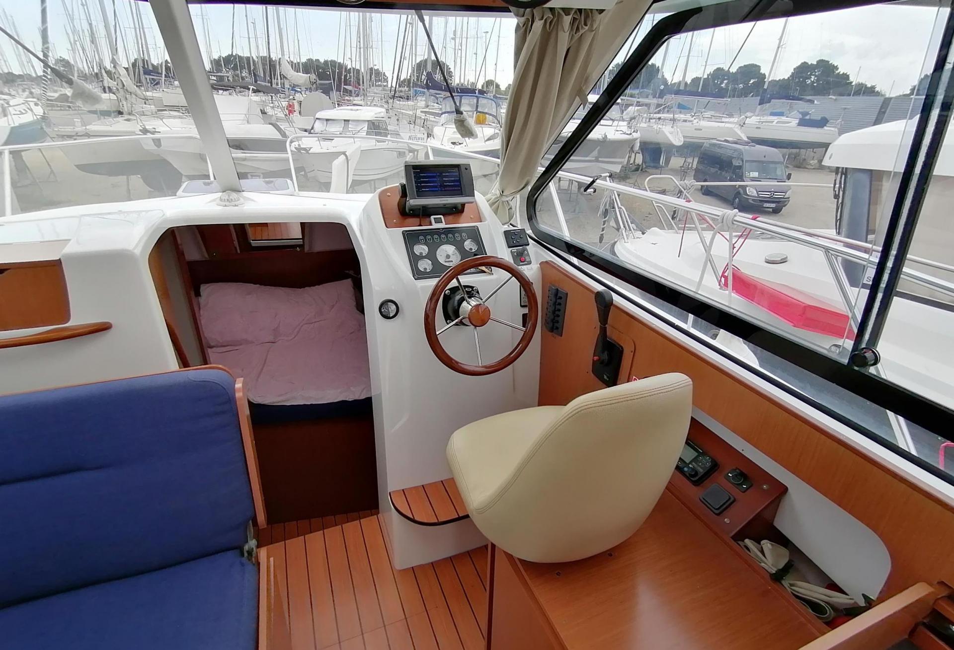 Bateau moteur Beneteau - Antares 8 IB 2009 interieur 7