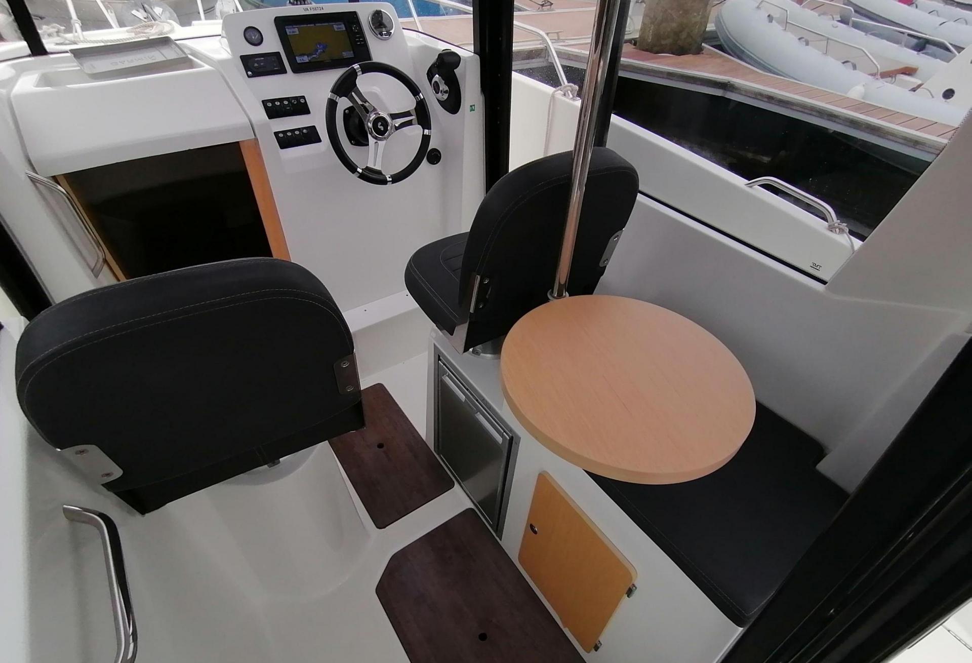 Bateau moteur BARRACUDA 7 2017 exterieur 21