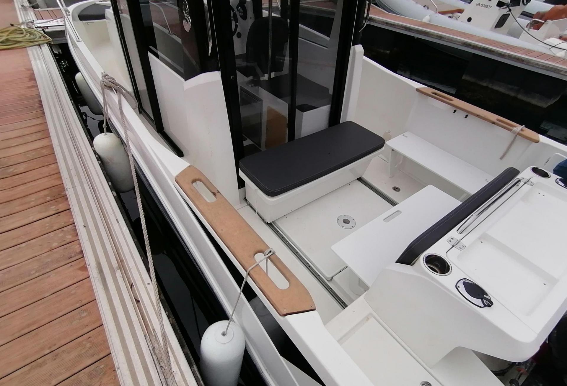 Bateau moteur BARRACUDA 7 2017 exterieur 24