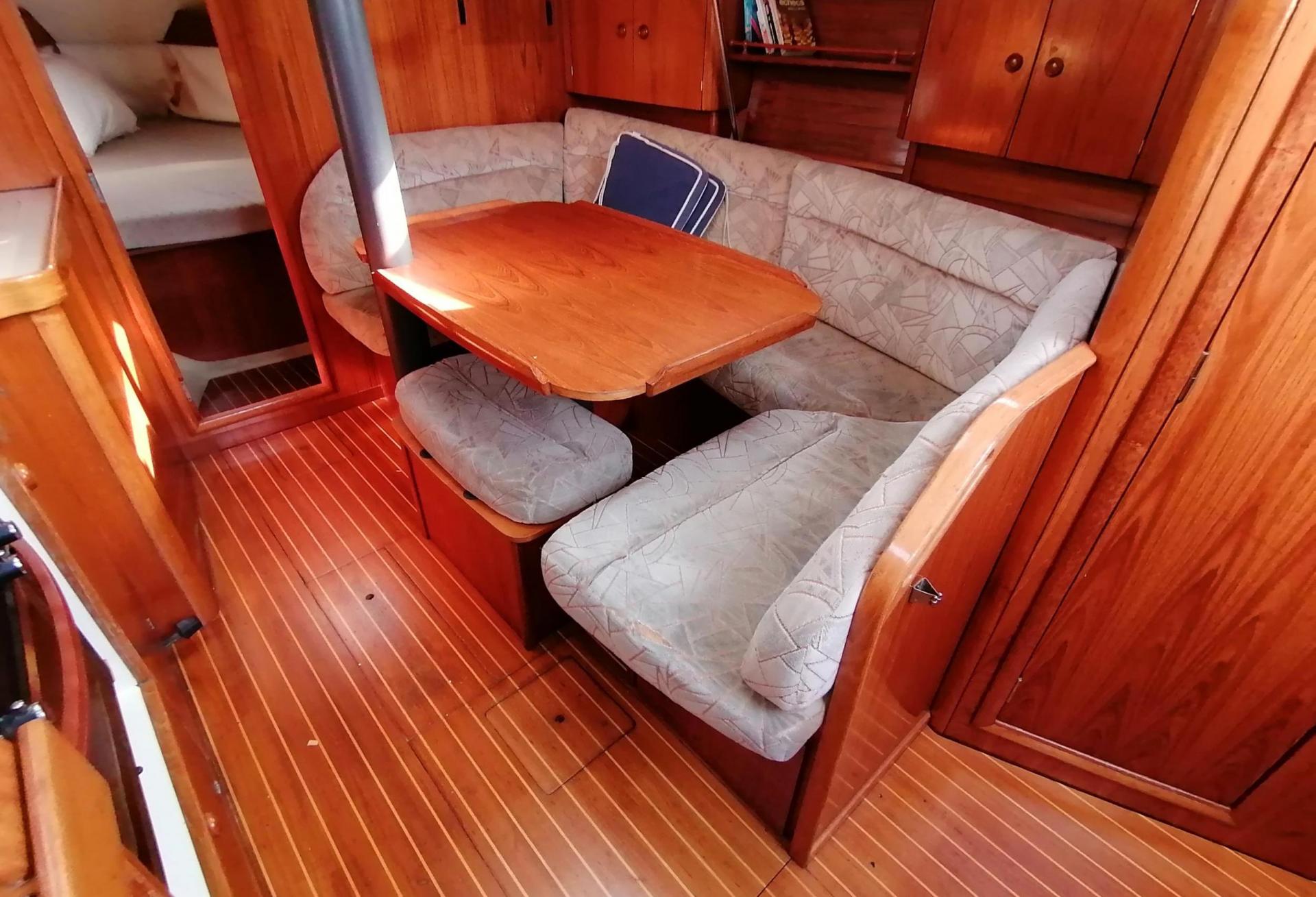 Voilier Jeanneau Sun Odyssey 33.1 1996 interieur 4
