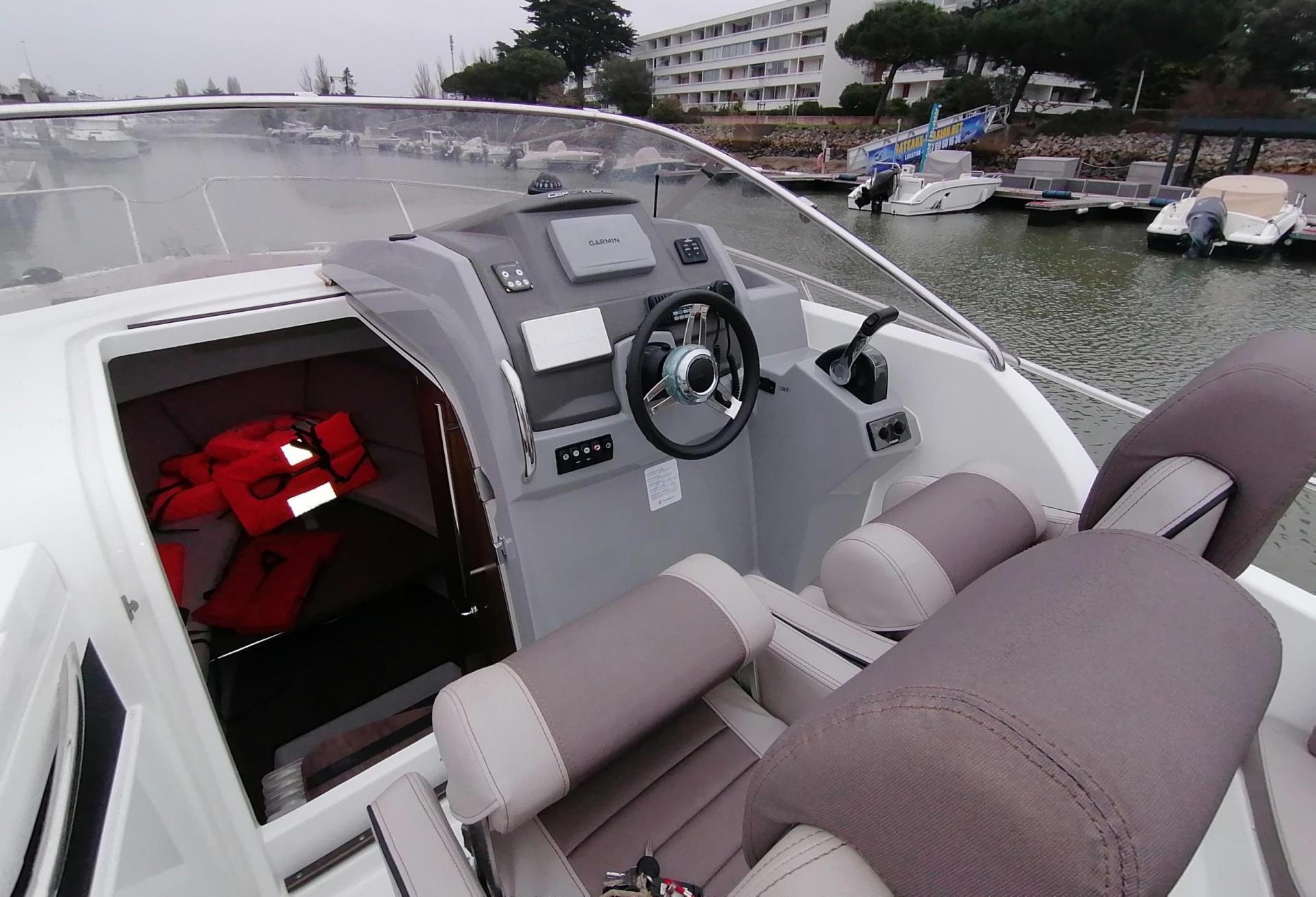 Bateau moteur CAP CAMARAT 8.5 WA 2016 exterieur 14